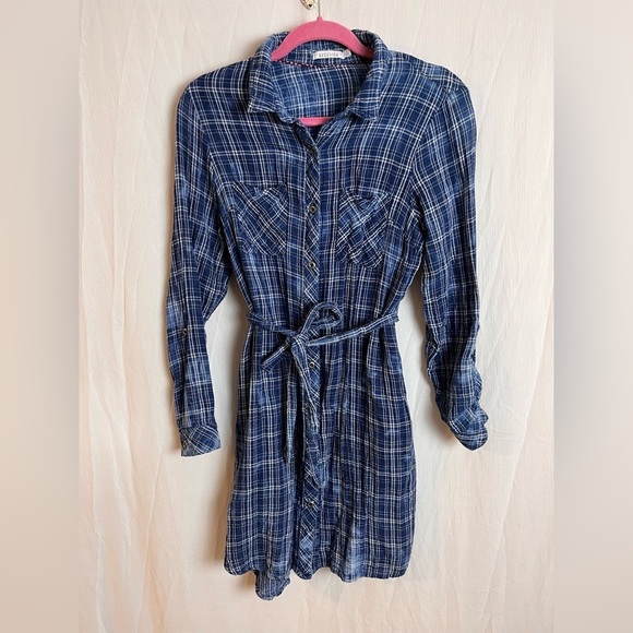 Kenneth Cole Reaction Dresses & Skirts - KENNETH Cole Reaction button down dress with tie waist